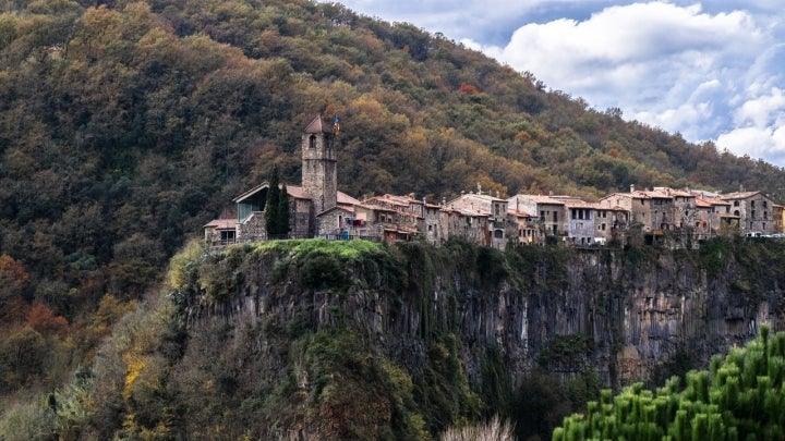 Castellfollit de la roca el pueblo que desafia la gravedad