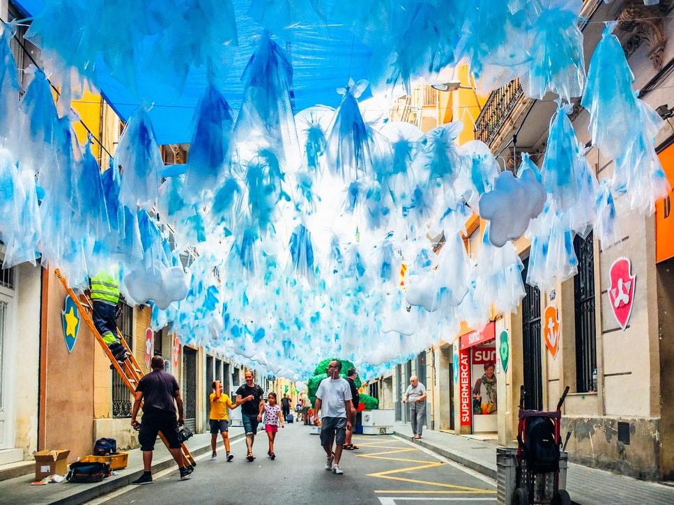 Fiestas mayores en los barrios de barcelona tradicion y comunidad