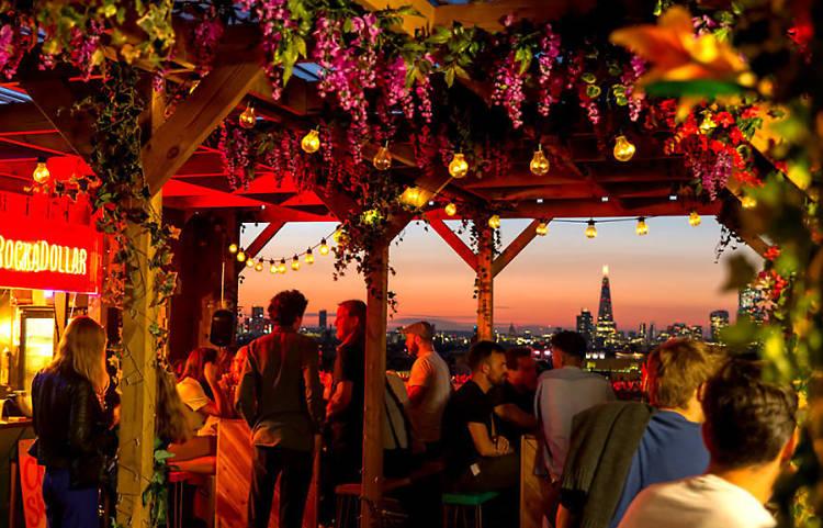 La vida nocturna en barcelona de barrios tradicionales a hotspots modernos