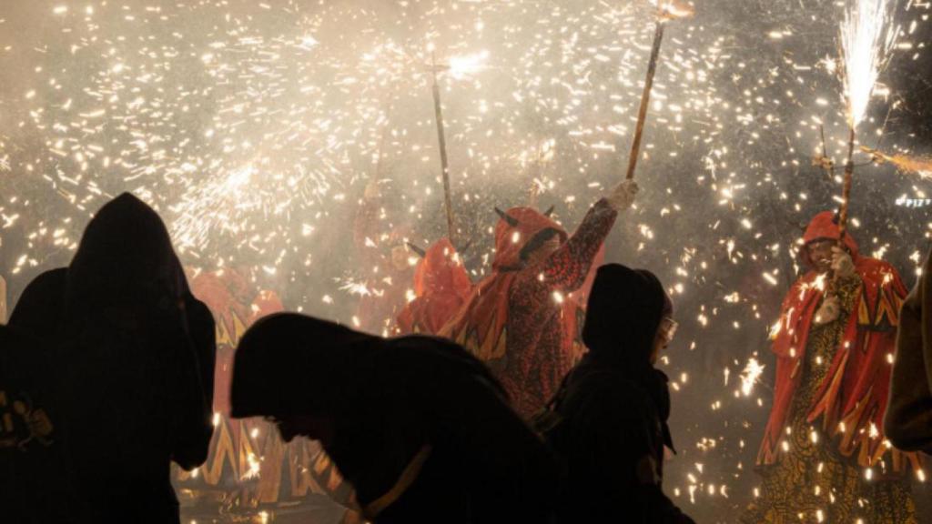 Las correfocs de sant boi de llobregat fuego y tradicion