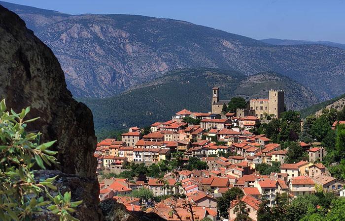 Prades y la belleza de sus montanas rojas