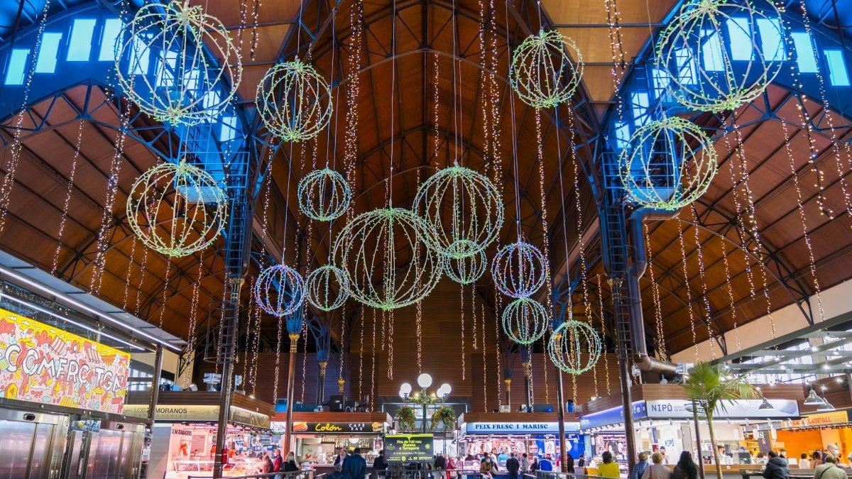 Tarragona da la bienvenida a la Navidad: Encendido de luces en la Plaza de la Font mañana