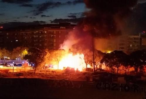 Incendio en un asentamiento de Sant Andreu deja dos heridos