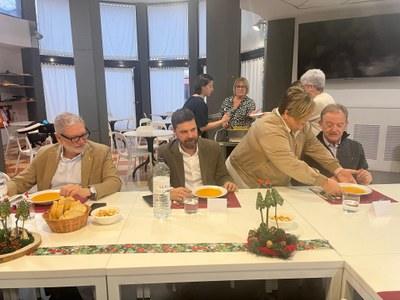 El alcalde Larrosa destaca el nuevo comedor comunitario como un espacio seguro y saludable para los Centros Senior