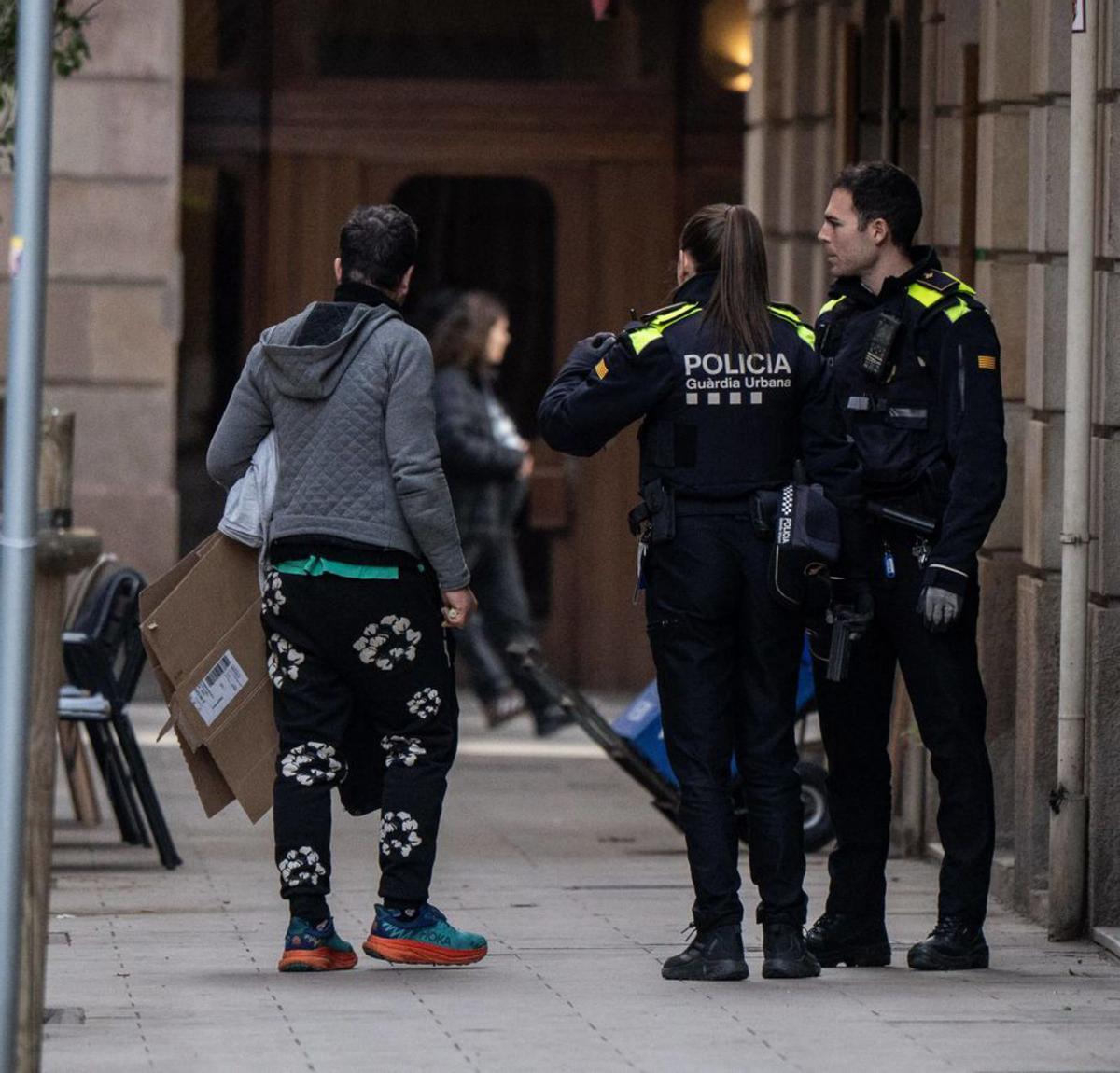 Preocupación en el Gótico por la aparición de "narcolocales" en las calles