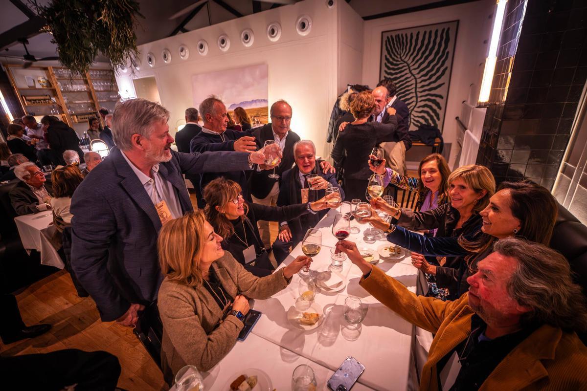 Descubre los mejores restaurantes para cenas de grupo en Navidad: ¡reservas y menús especiales!