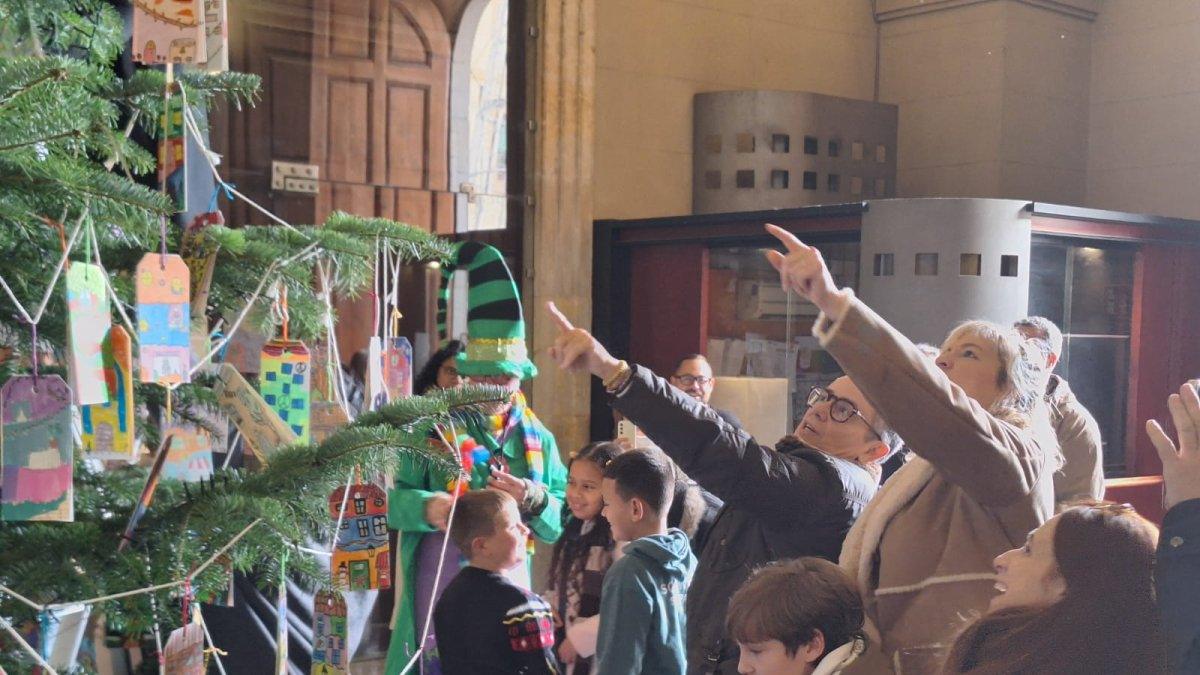 El Àrbre dels Desitjos: Cómo los Niños de Tarragona Inspiran Creatividad y Esperanza en el Ayuntamiento