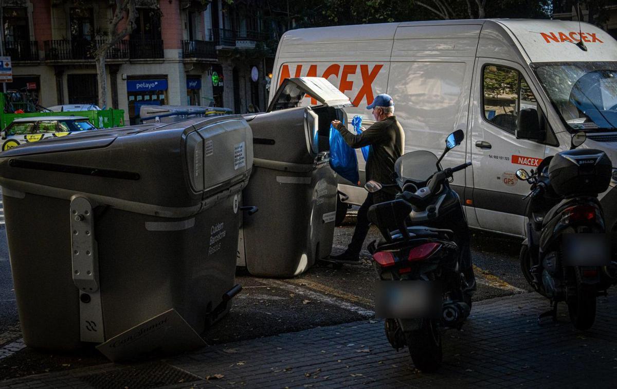 Motos en las aceras: ¿Cómo obstaculizan el acceso a los contenedores de basura?