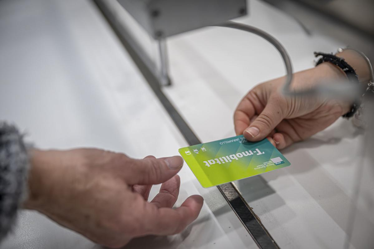 Descubre cómo obtener la tarjeta social en Barcelona: Viajes ilimitados por solo 6,20 euros al año para mayores de 60 años y personas con discapacidad de bajos ingresos