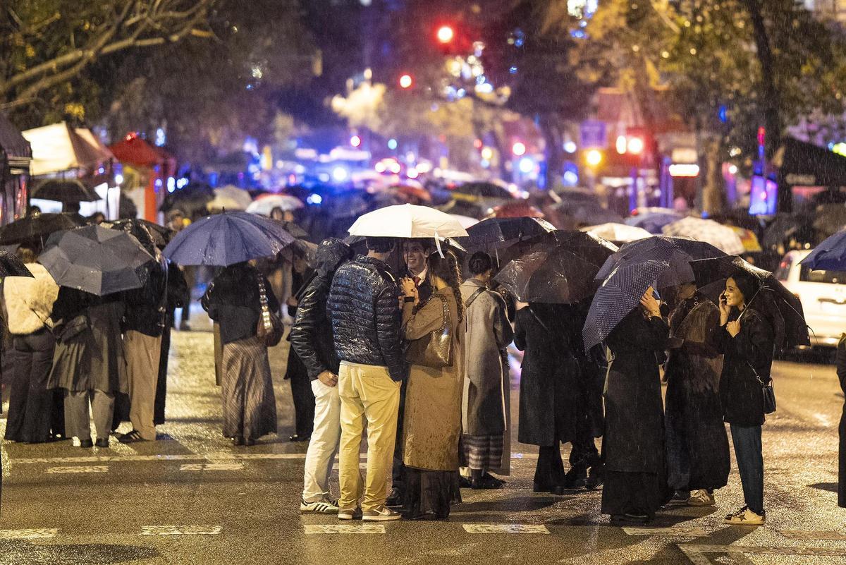 Más de 1,000 jóvenes disfrutan del botellón navideño en Mandri a pesar de la lluvia