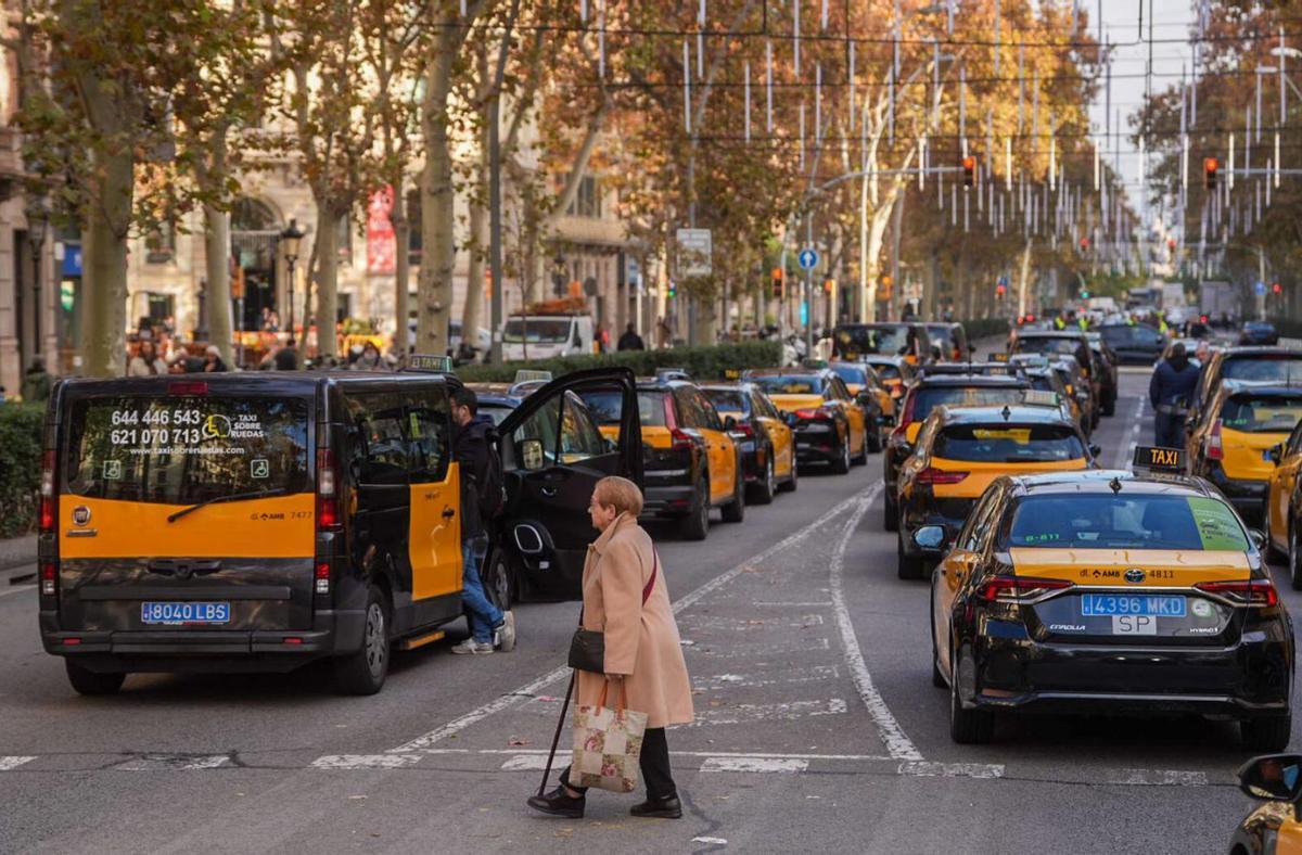La huelga de taxistas intensifica la presión para aprobar la ley contra Uber