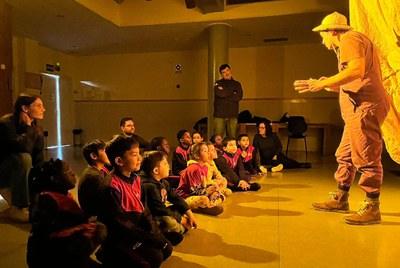 Enre9 Conecta las Artes Escénicas con 500 Estudiantes de Mariola, Turó de Gardeny y Bloques Juan Carlos