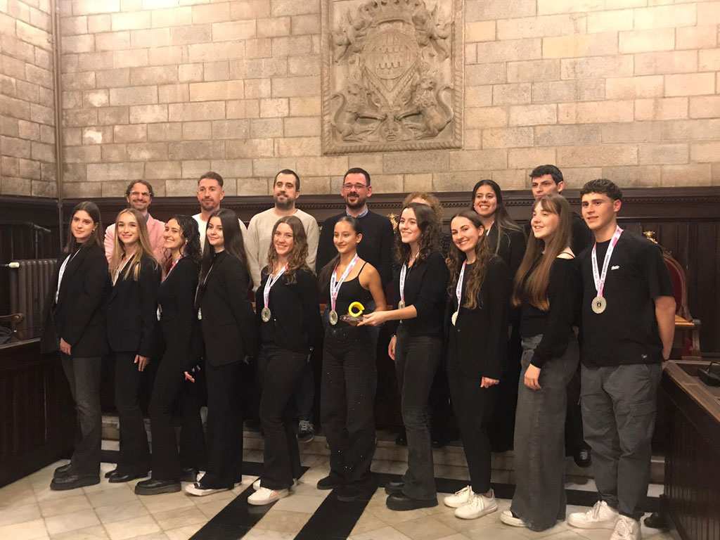 El Ayuntamiento da la bienvenida a las talentosas patinadoras del Club de Patinaje Artístico Girona