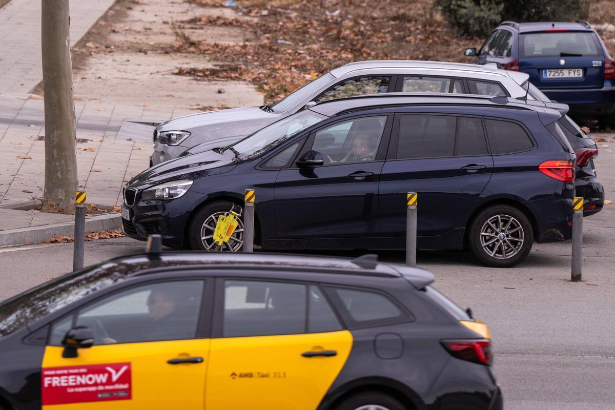 Operativo sorpresa sanciona a taxistas piratas y revela explotación de conductores en el aeropuerto del Prat