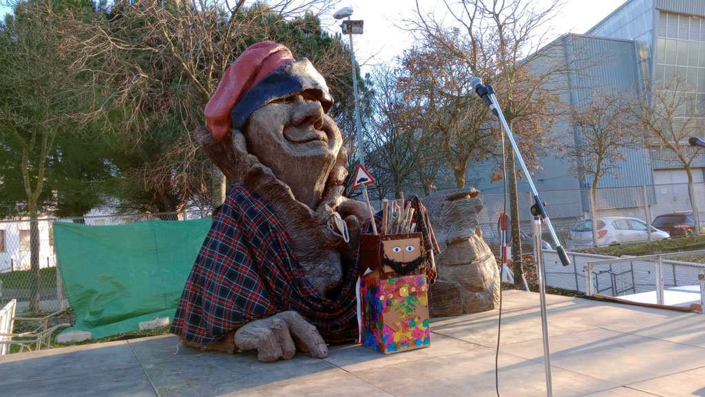 El Tió Gegant de Girona Est: Más de 200 Regalos y Alegría para los Niños en Estas Fiestas