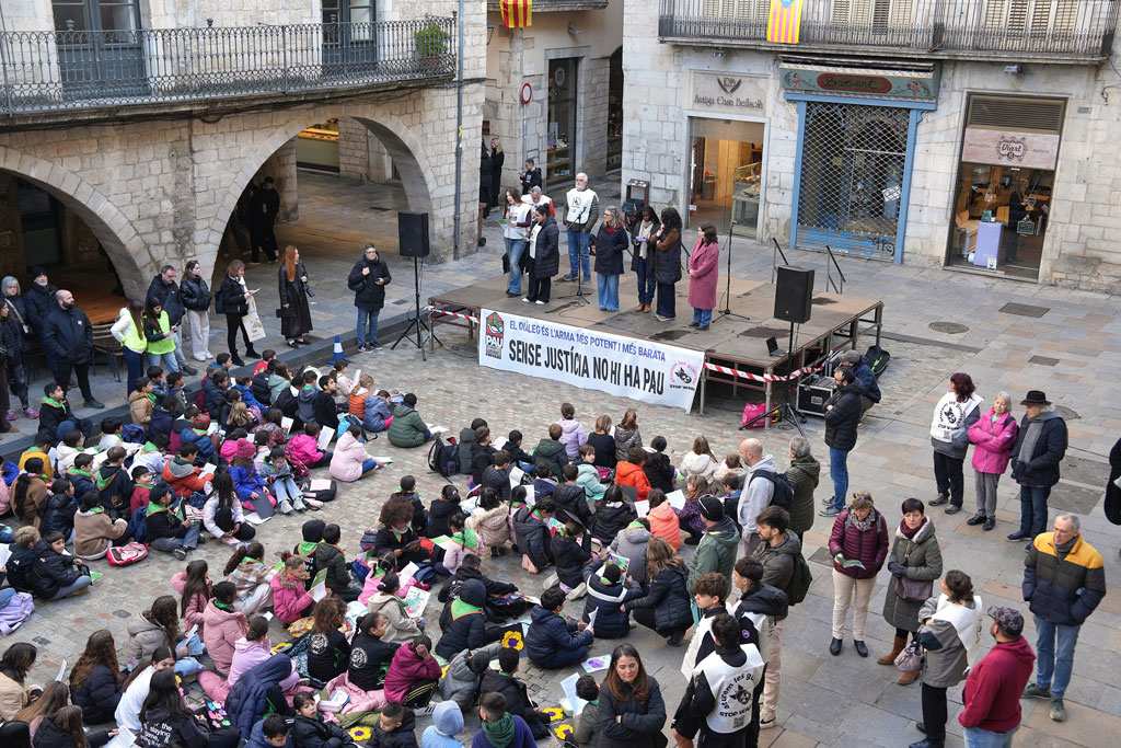 Más de 400 estudiantes celebran el Día de la No Violencia y la Paz en un emotivo acto en la plaza del Vi