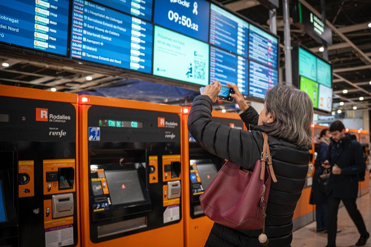 Desconcert a les estacions de Rodalies de Barcelona: Milers d'usuaris sense tren!