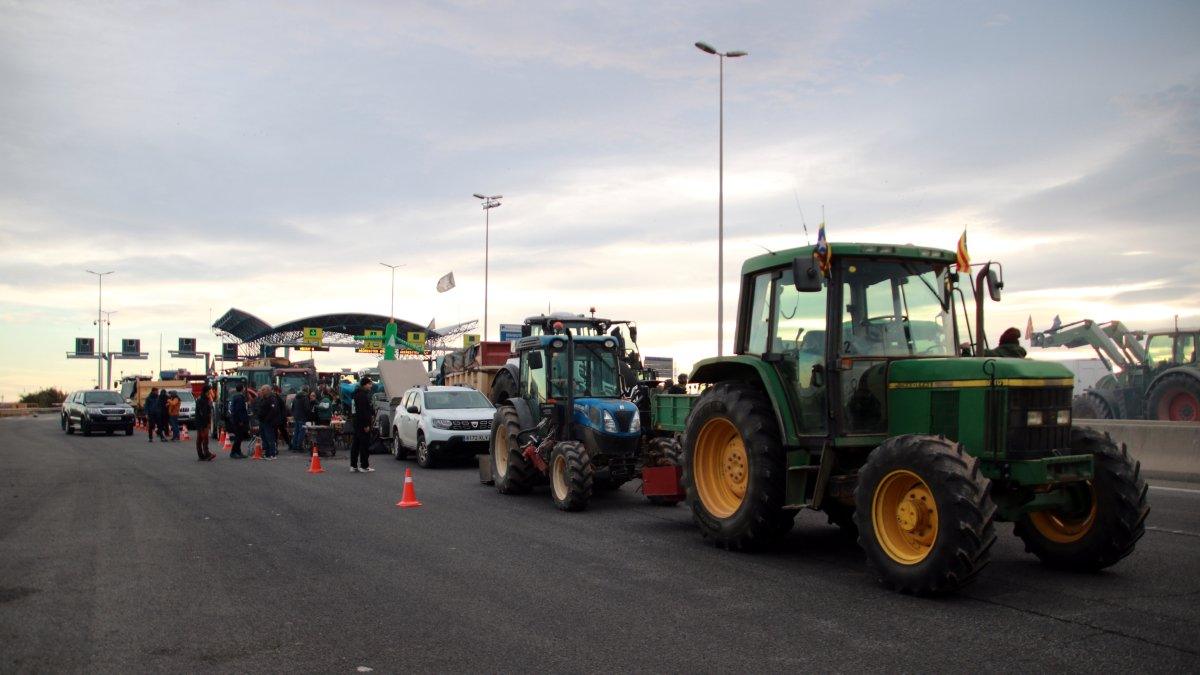Protestas de payeses en Tarragona: marcha lenta de tractores causa afectaciones al tráfico