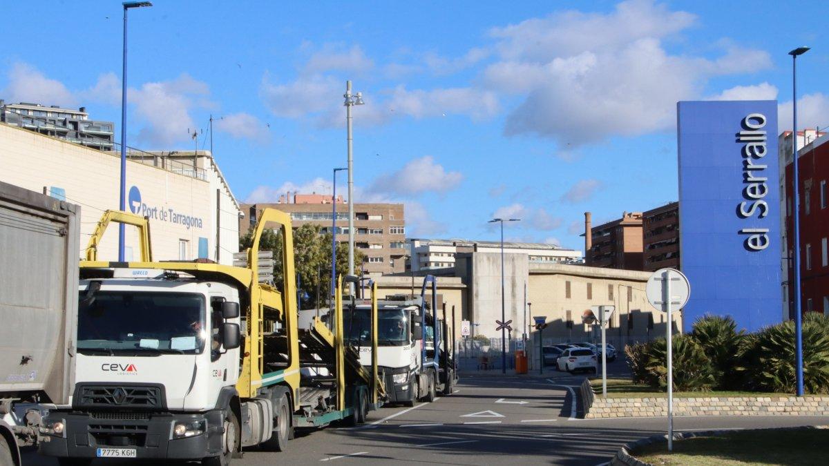 Reducción del 88% en el movimiento de camiones en el Port de Tarragona tras el corte de los payeses