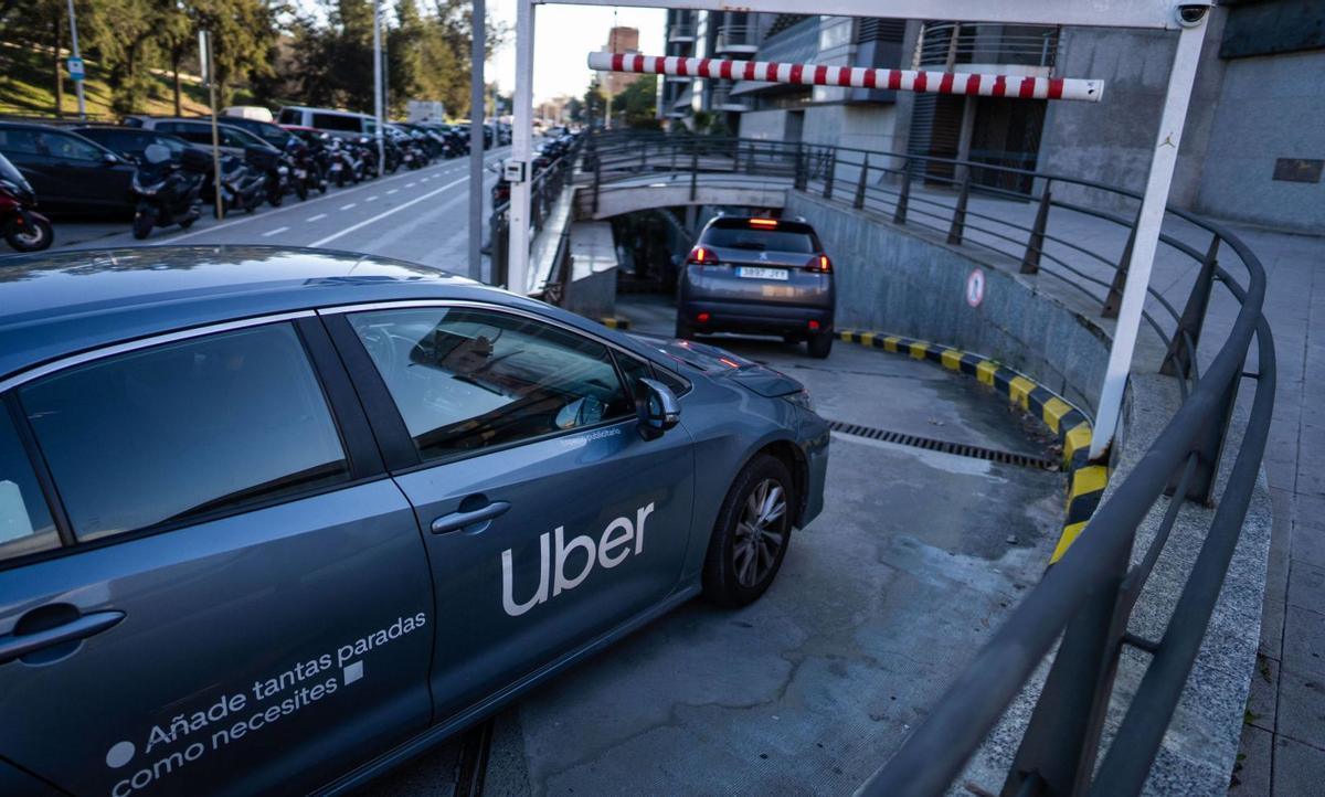 Conductors de VTC Sèniors en Perill: La Nova Llei del Taxi Ameaça el Seu Futur Laboral