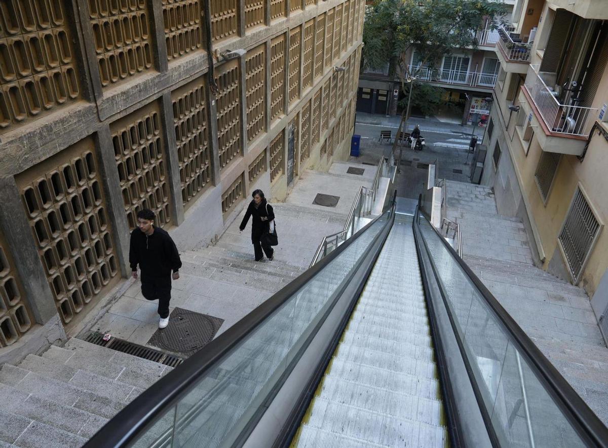 Barcelona intensifica la reparación de escaleras mecánicas y ascensores para mejorar la movilidad urbana