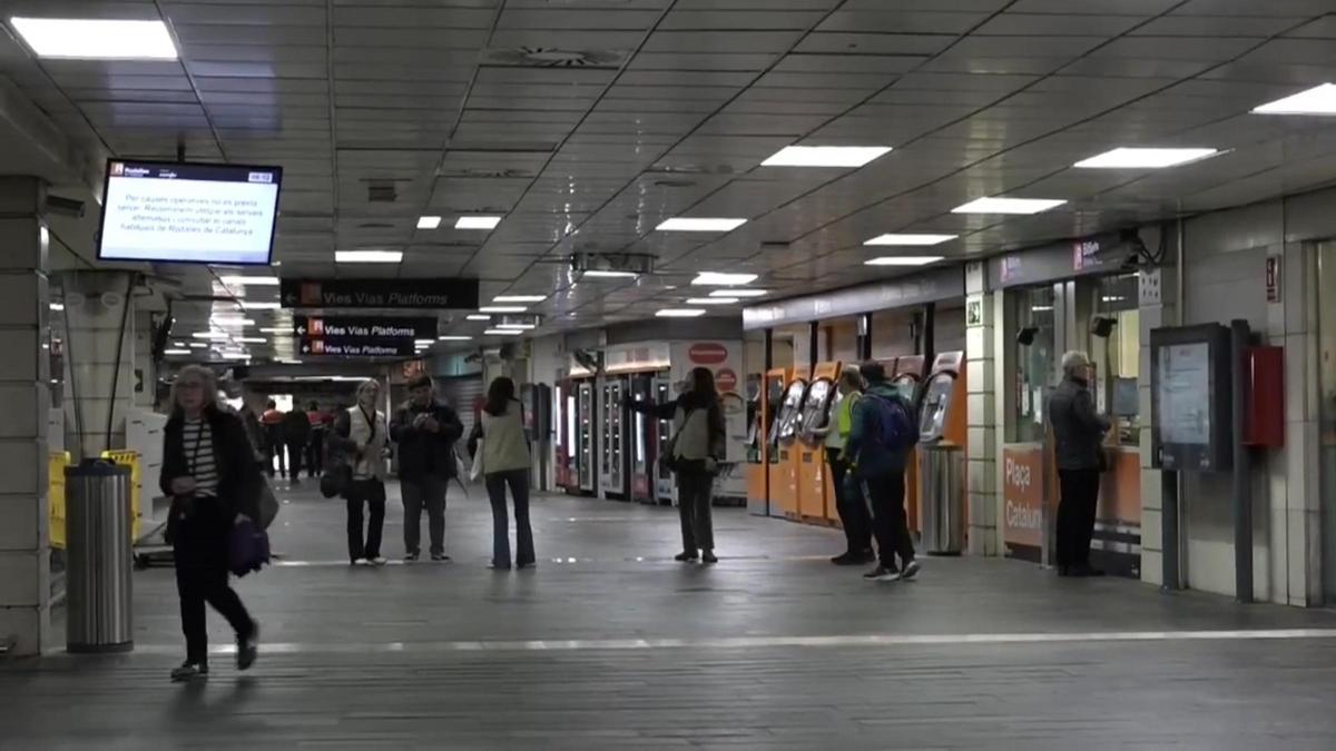 Rodalies: Usuarios enfrentan el segundo día sin servicio con resignación y dudas sobre la vuelta de los trenes