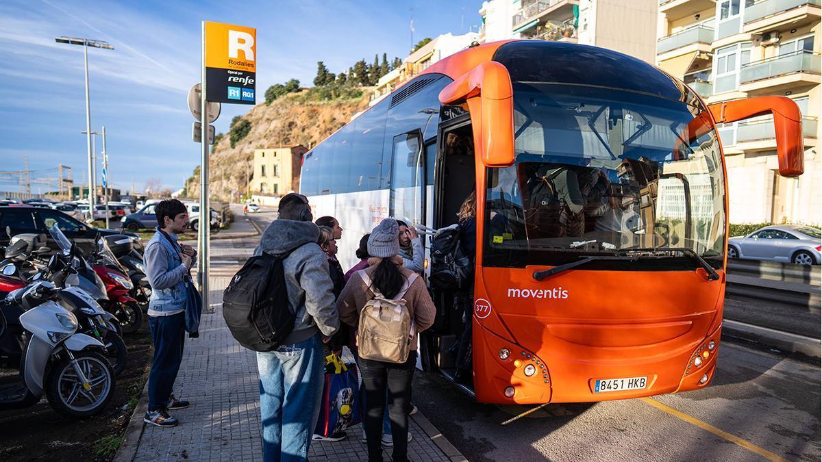Crisis en Rodalies: Cómo los buses interurbans enfrentan largas colas y retrasos en el trayecto de Gelida a Barcelona