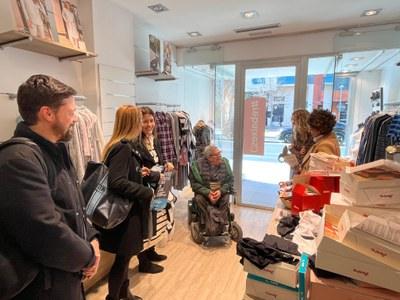 La Paeria lanza campaña en Zona Alta para proteger plazas de aparcamiento para personas con movilidad reducida