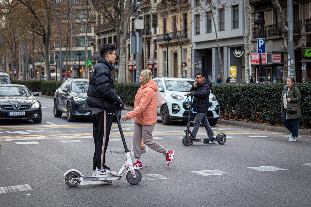 Barcelona impone más de 10,000 multas anuales por circular sin casco en patinete eléctrico