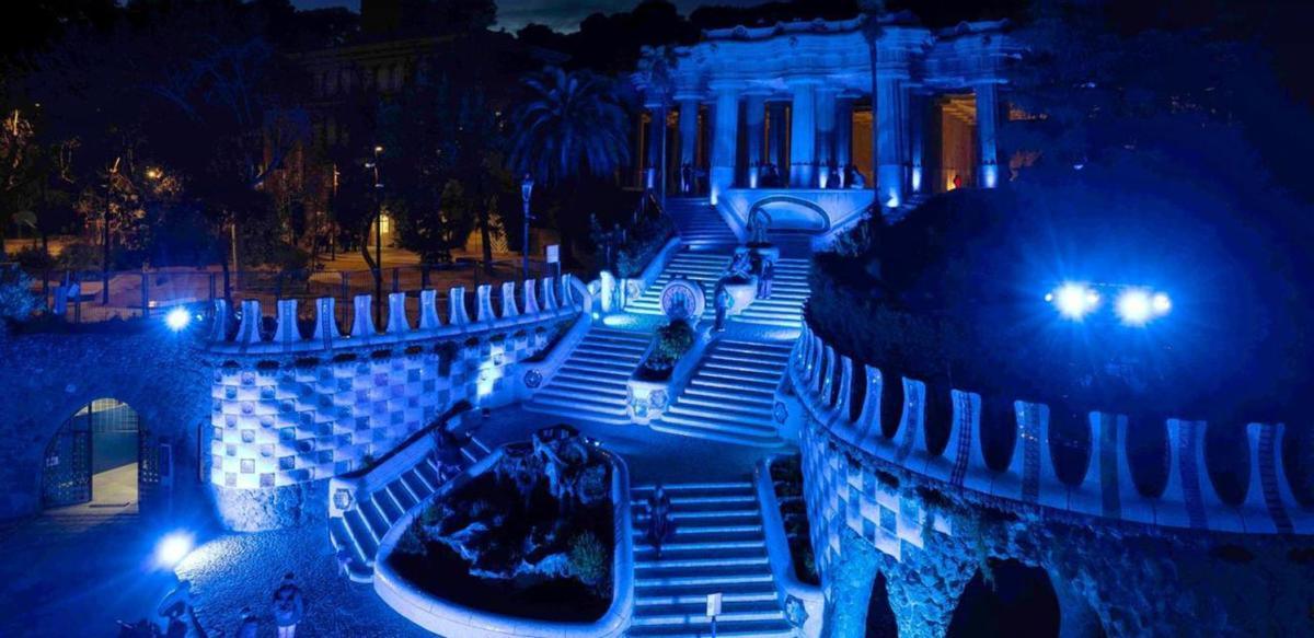 El Parc Güell se ilumina de azul: un espectáculo mágico durante tres días