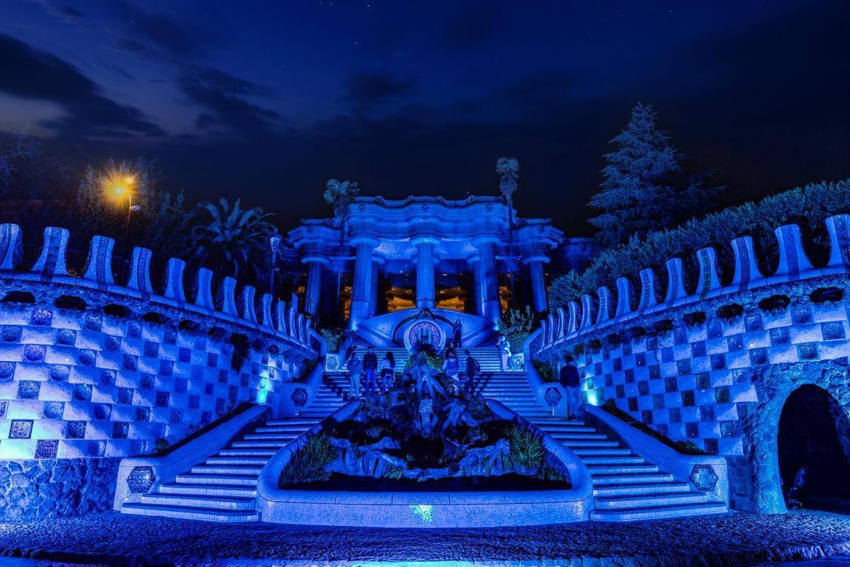 Park Güell se ilumina de azul para celebrar a Barcelona como Capital Mundial de la Arquitectura