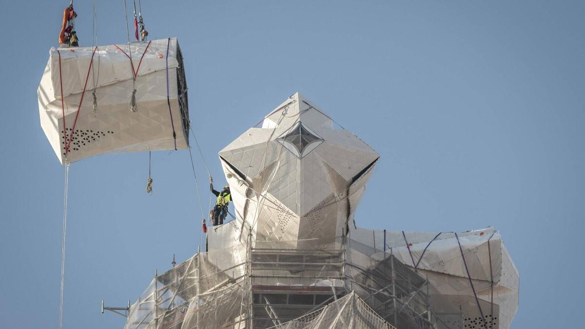 Descubre la impresionante coronación de la torre principal de la Sagrada Familia hoy