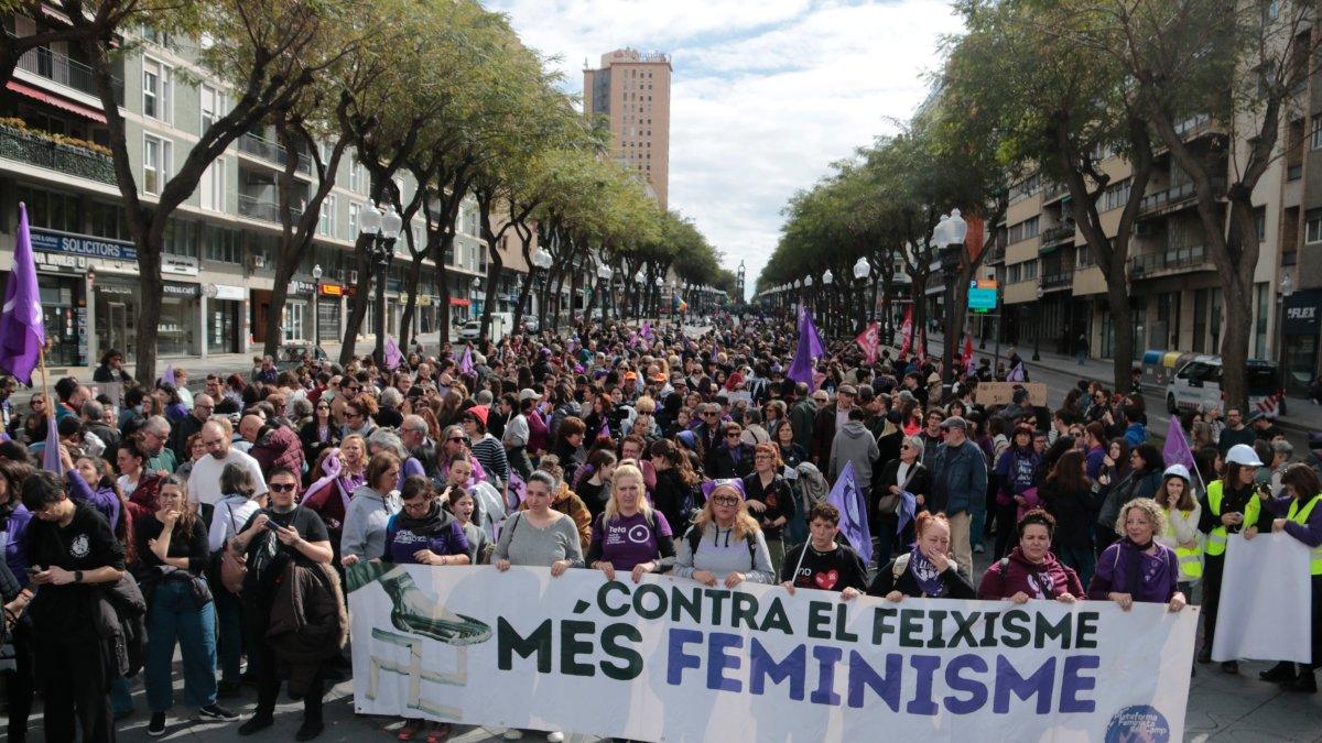 Manifestación del 8M en Tarragona: Exigencias por una Sociedad Feminista y Antirracista