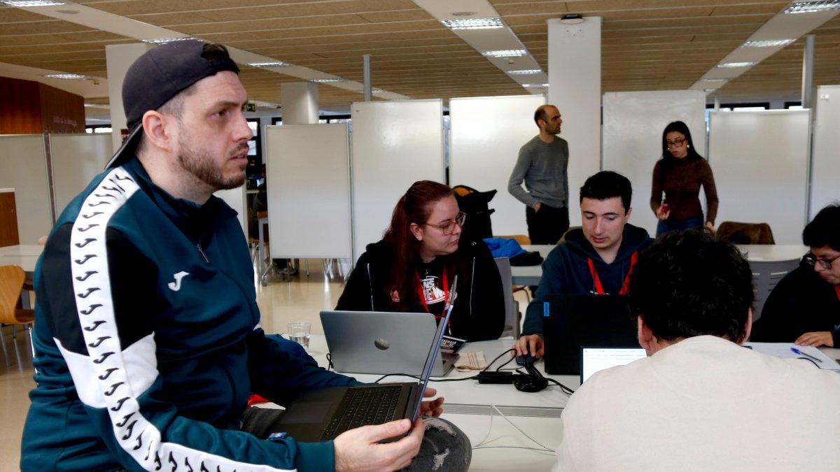 Estudiantes de la URV I ovan con IA para Optimizar Puntos de Carga de Vehículos Eléctricos