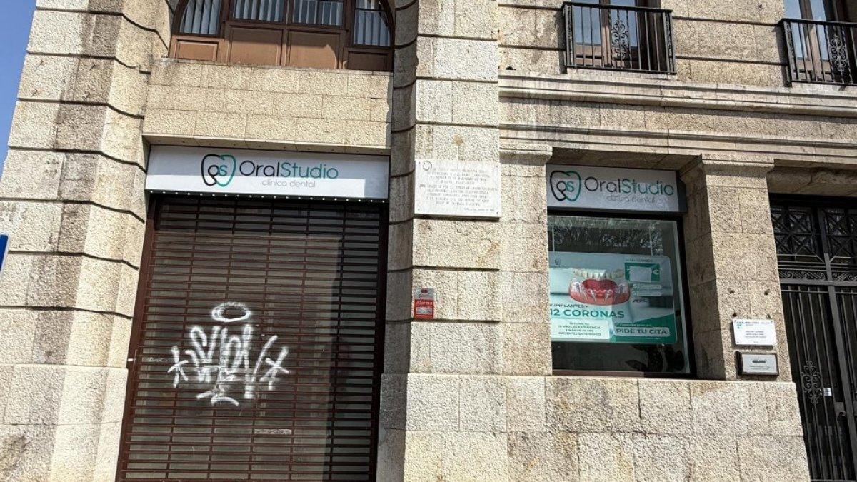Trabajadores de Oral Studio Revelan Cómo el Cierre Afecta Sus Vidas Laborales