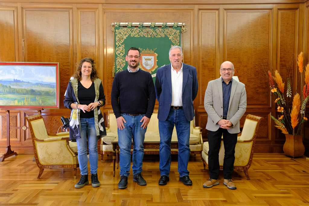 Fortaleciendo la Colaboración: El Alcalde de Girona Visita el Ayuntamiento de Pamplona