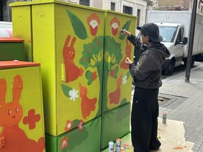 El alumnado de la Escuela de Arte Leandre Cristòfol transforma el mobiliario urbano a través del arte