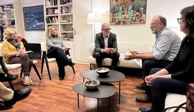 La Paeria y Òmnium Cultural se Unen para Promover el Uso del Catalán en la Sociedad