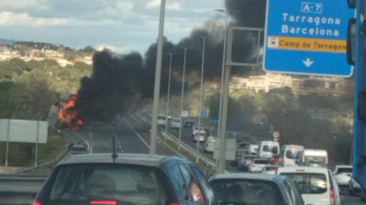 Incendio de camión causa un kilómetro de atascos en la A 7 Tarragona