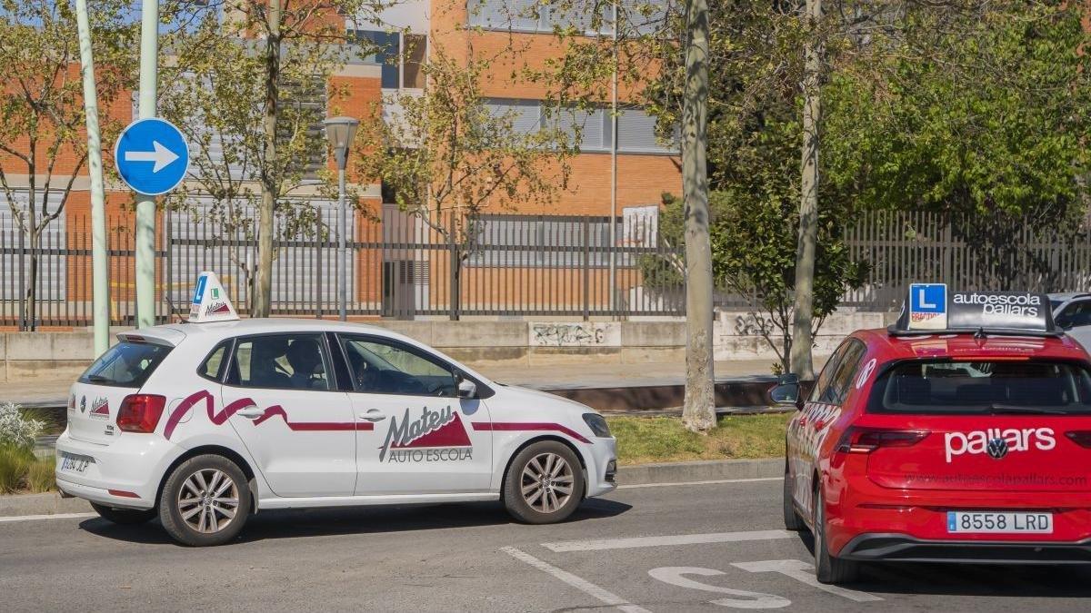 Crisis en las Autoescuelas de Tarragona: 7,800 Aspirantes en Espera para el Examen Práctico de Conducir