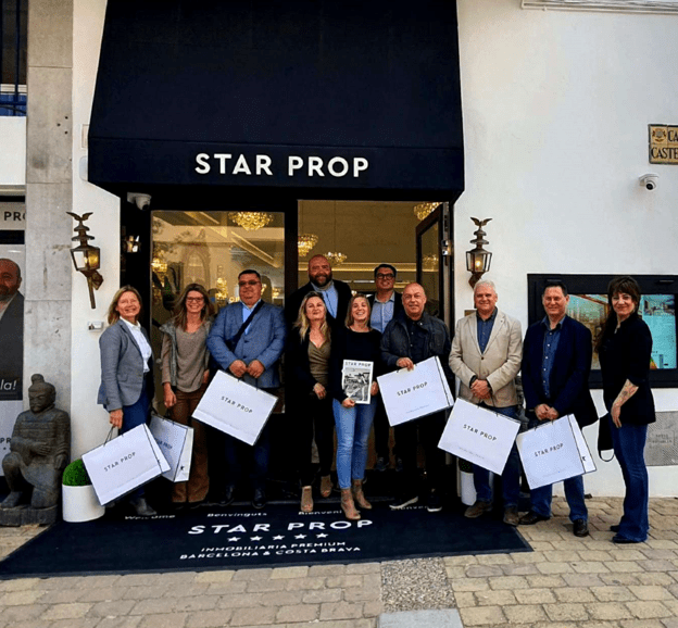 Equipo de STAR PROP, inmobiliaria líder en la Costa Brava, frente a su oficina en Llançà, Girona