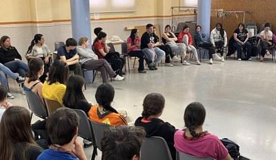Cincuenta jóvenes exploradores de Cataluña transforman viviendas y escaleras en La Mariola