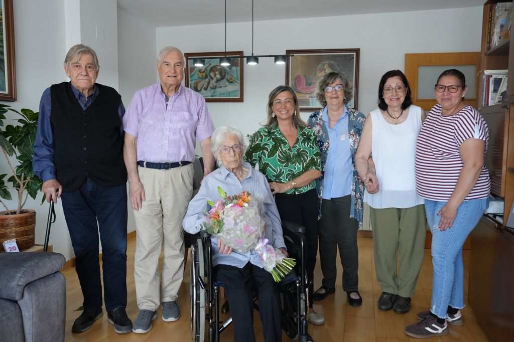 El Ayuntamiento de Girona Celebra el Cumpleaños de Josefa Piquer Altarriba, una Vecina Centenaria Destacada
