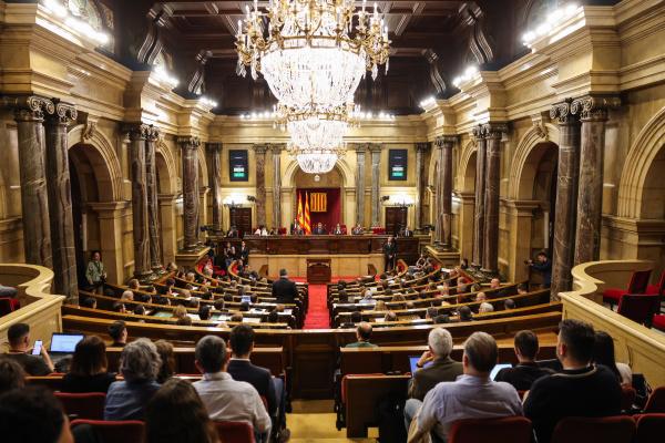 El Parlament rechaza la propuesta de Vox para implementar la "prioridad nacional" en ayudas y vivienda