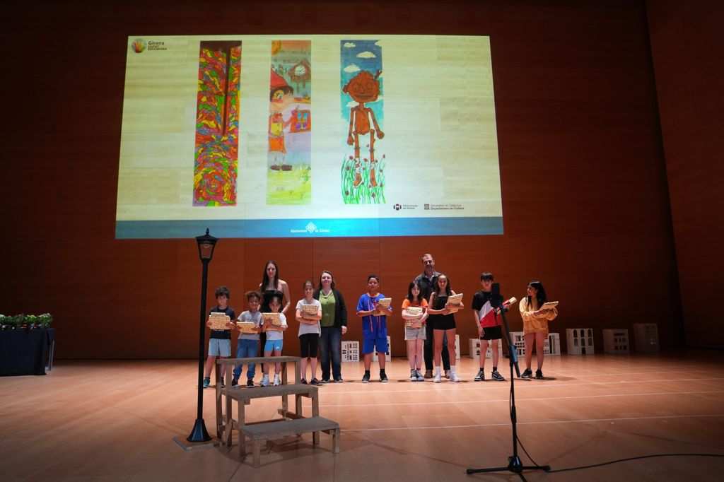 Girona Entrega los Premios del 46º Concurso de Jocs Florals y Certamen Literario Escolar para Primaria