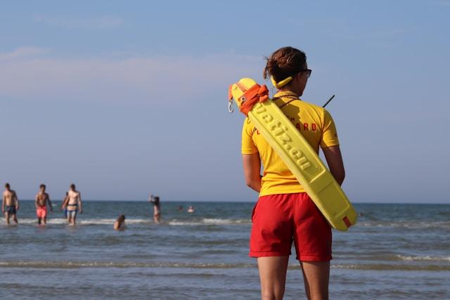 Palafrugell elimina la obligación del catalán para socorristas debido a la escasez de candidatos