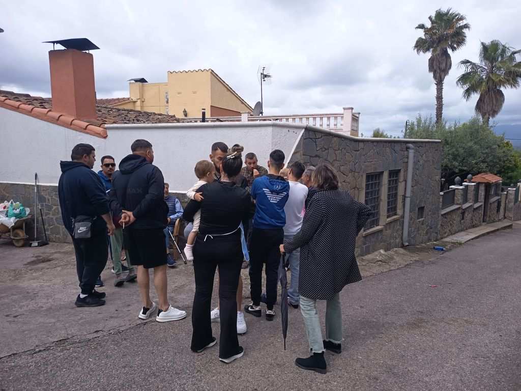 La Defensora de Girona Escucha y Verifica las Quejas de los Vecinos en una Visita Personalizada