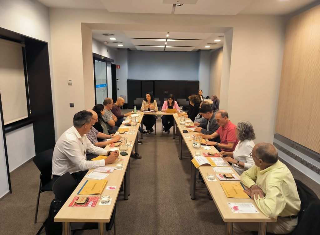 Reunión Histórica: Grupos Municipales y Entidades Colaboran por el Fomento del Catalán en el Ayuntamiento