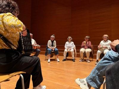 "Descubre cómo la musicoterapia mejora el bienestar emocional en personas con dolor persistente: el i ovador proyecto 'Vincle Sonor' en Lleida"