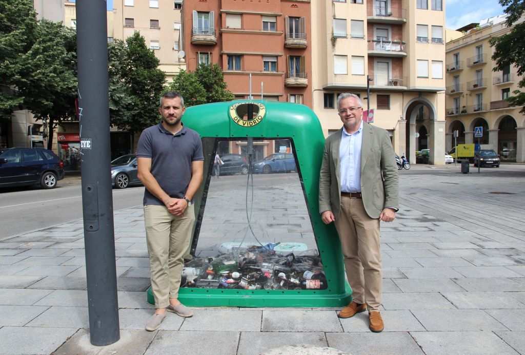 Instalan un impactante contenedor de vidrio en el centro de Girona por el Día Mundial del Medio Ambiente